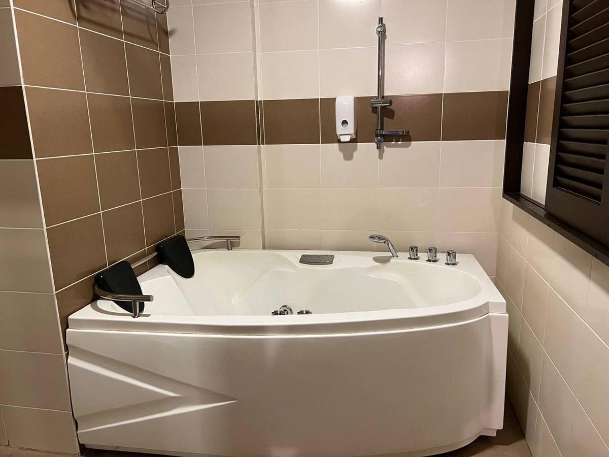 Homestay Melaka B Lagoon Studio Apartment Free Waterpark Tickets Kampong Bukit Beruang Exterior photo
